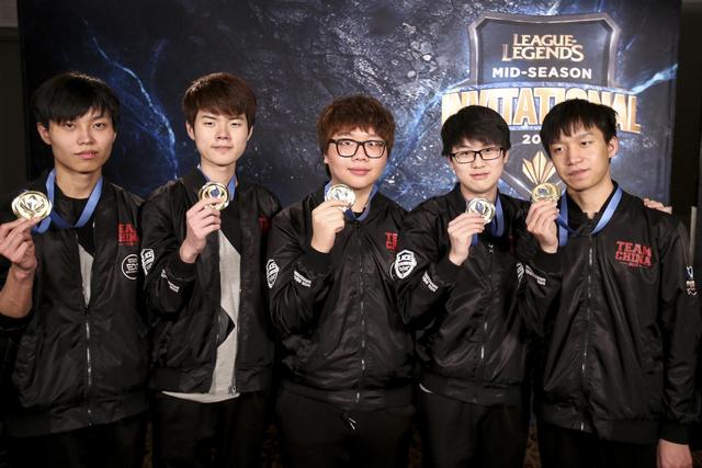  电竞选手昼夜备战，冲刺赛季最终冠军