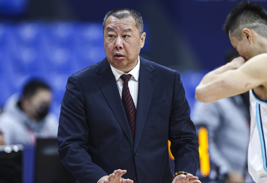  退役球星转型教练席，执教首秀备受瞩目