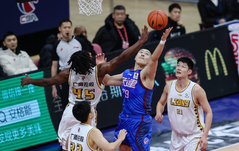 篮坛巨星闪耀全场率队豪取连胜