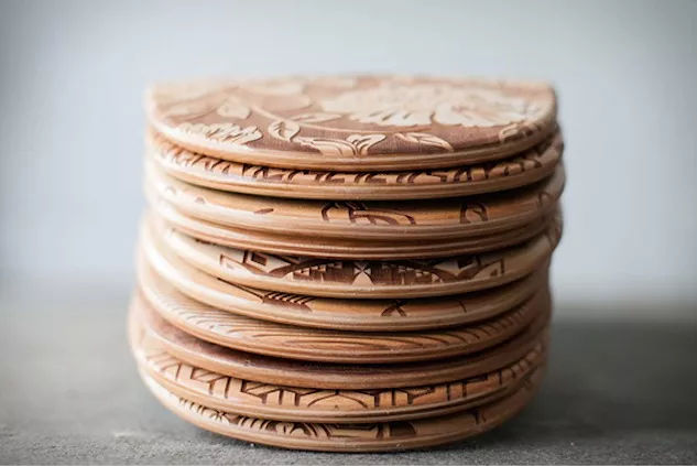 网球拍个性化定制兴起,激光雕刻图案成潮流