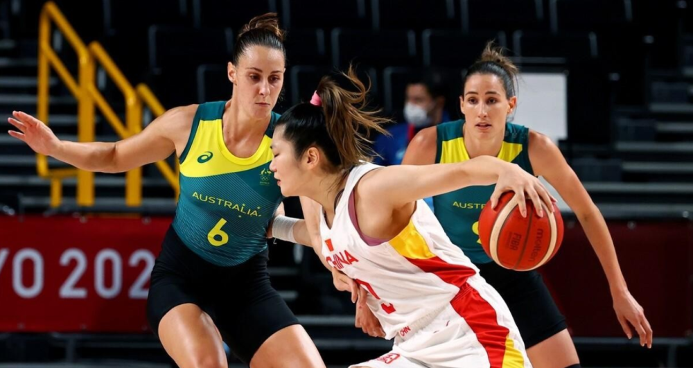 中国女篮热身赛,大比分击败澳大利亚练兵