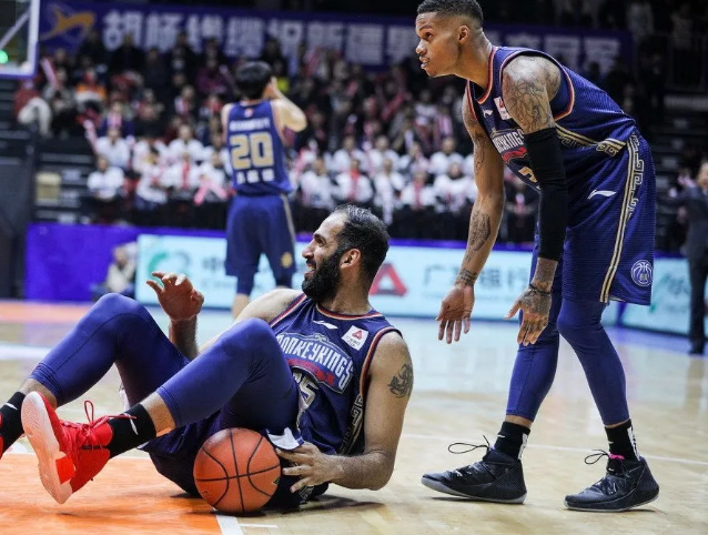  外援双响炮定乾坤，升班马客场奏凯